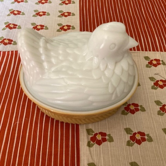 1973 Avon Milk Glass Nesting Hen - Picture 3 of 11